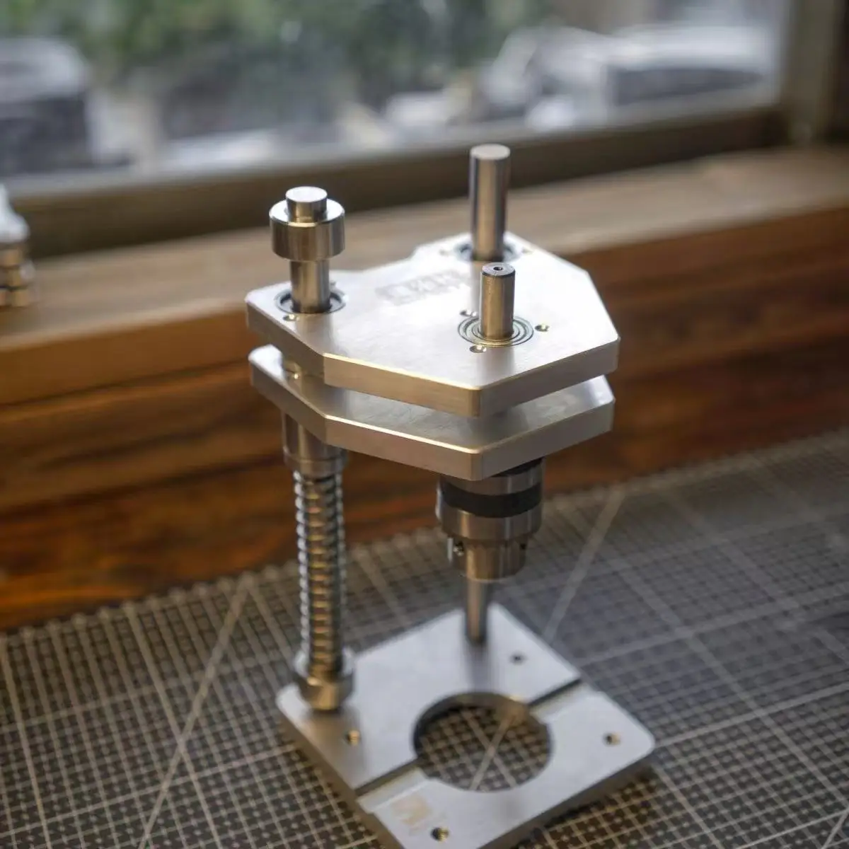 Drill Press - Precyzyjny, pionowy stojak do wiertarki –