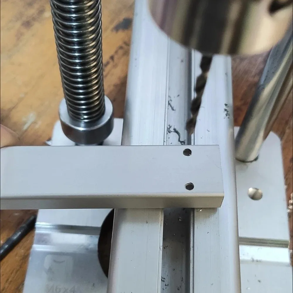 Precyzyjny, pionowy stojak do  – Drill Press recenzja i cena